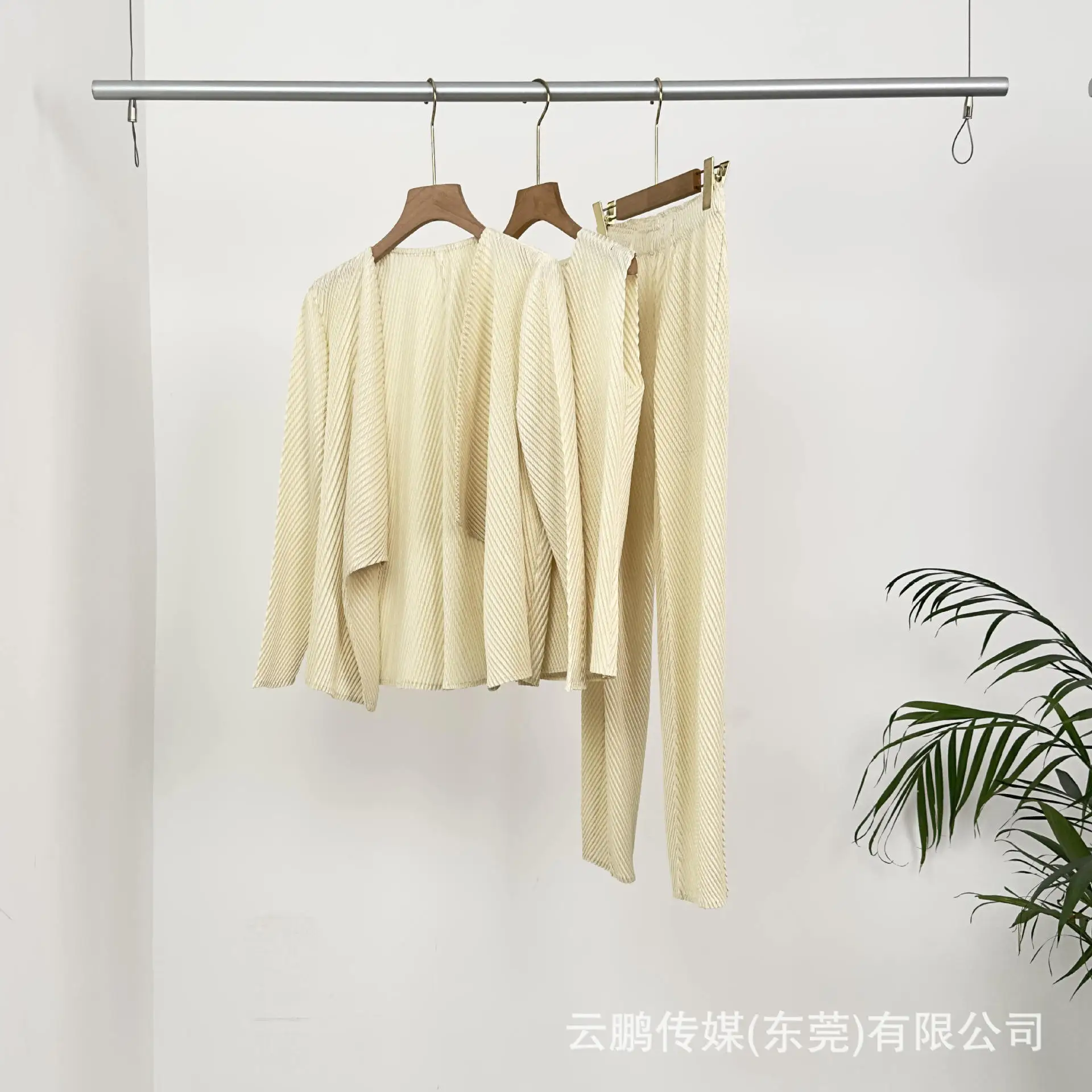 Комплект плиссированных брюк однотонный тонкий эластичный из трех предметов