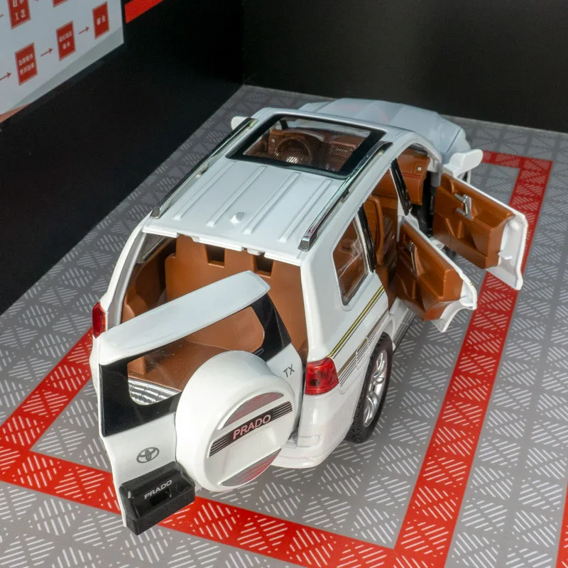 Фото Модель Toyota Prado из сплава металла в масштабе 1:24, двери и капот автомобиля открываются, багажник можно открывать, богато детализирован, тонкая работа. №3