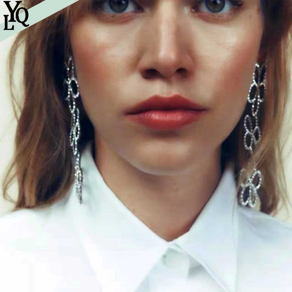 

Rhinestone Shiny Long Flower Swing Earrings for Party Woman