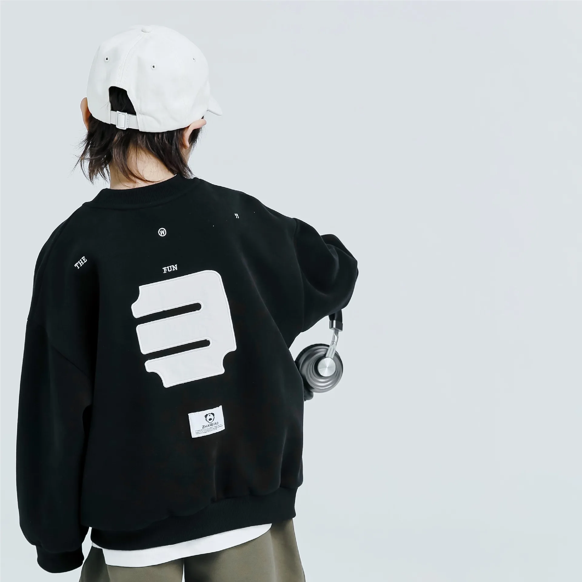 Bluzy chłopięce 2023 jesienno-zimowa stosowana tkanina dziecięca bluza z kapturem przystojna koreańska długimi rękawami najlepsze ubrania