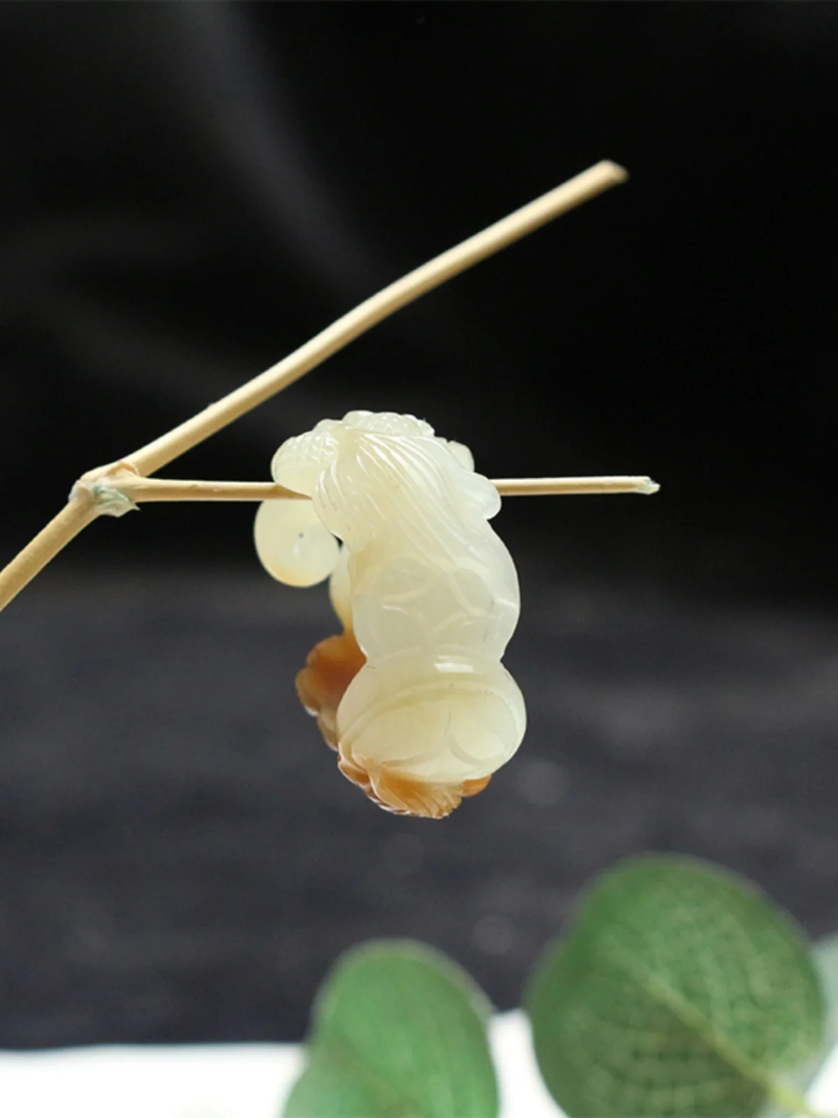 Золотое кольцо с нефритовой рыбкой в виде рыбы