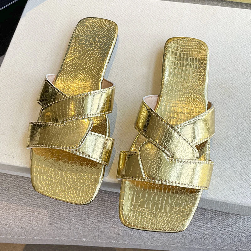 

2023 Women Summer Gold Flat Slippers Sexy Strap Luxury Slippers Square Toe Flip Flops Casual Beach Flats Women Shoes