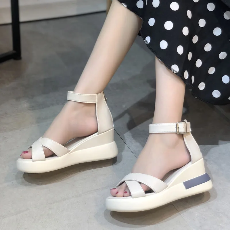 Босоножки женские на танкетке однотонные сандалии с открытым носком