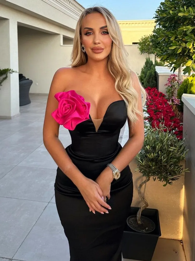 Женское длинное платье без бретелек черное с розовой аппликацией и V-образным