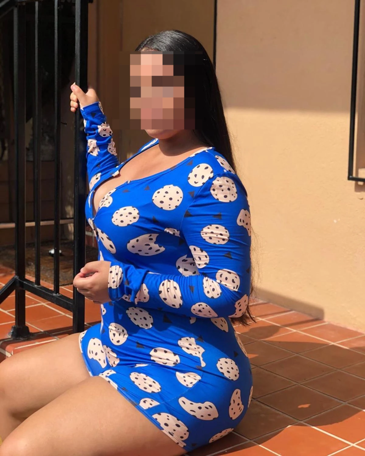 Пикантный комбинезон с V-образным вырезом и принтом для женщин весна-лето 2022