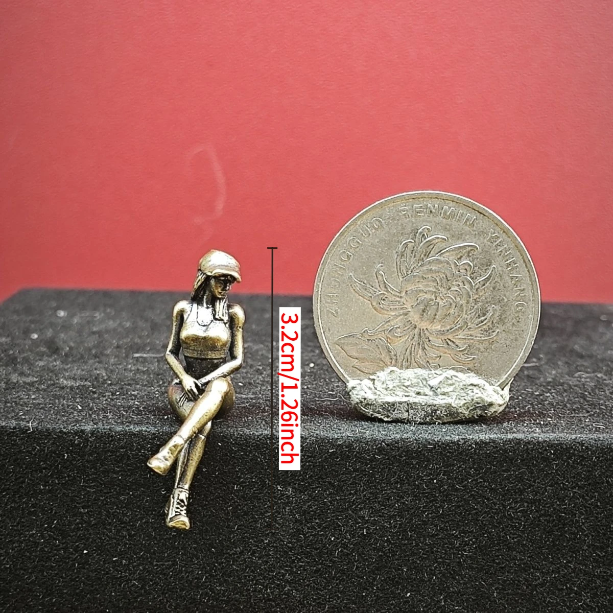 Мини-фигурка девушки из латуни