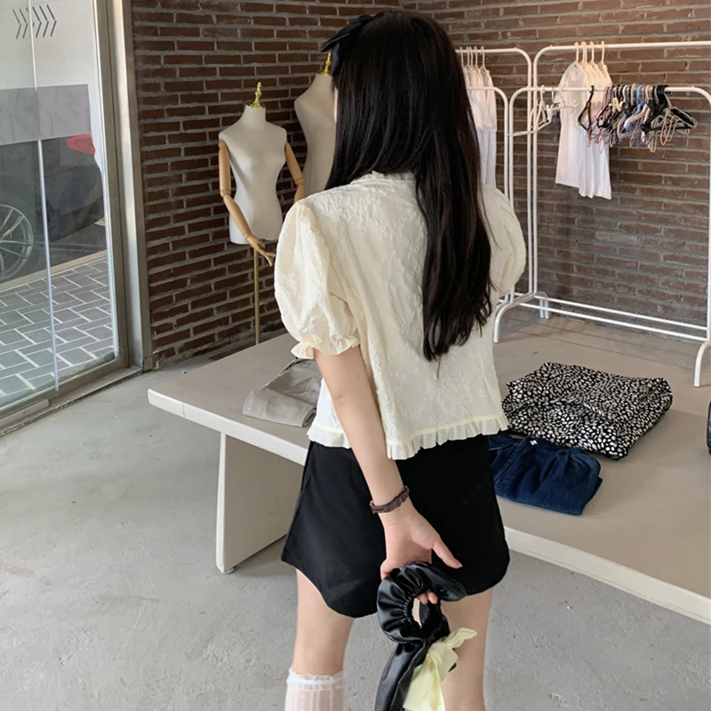 Женская короткая блузка с V-образным вырезом и оборками