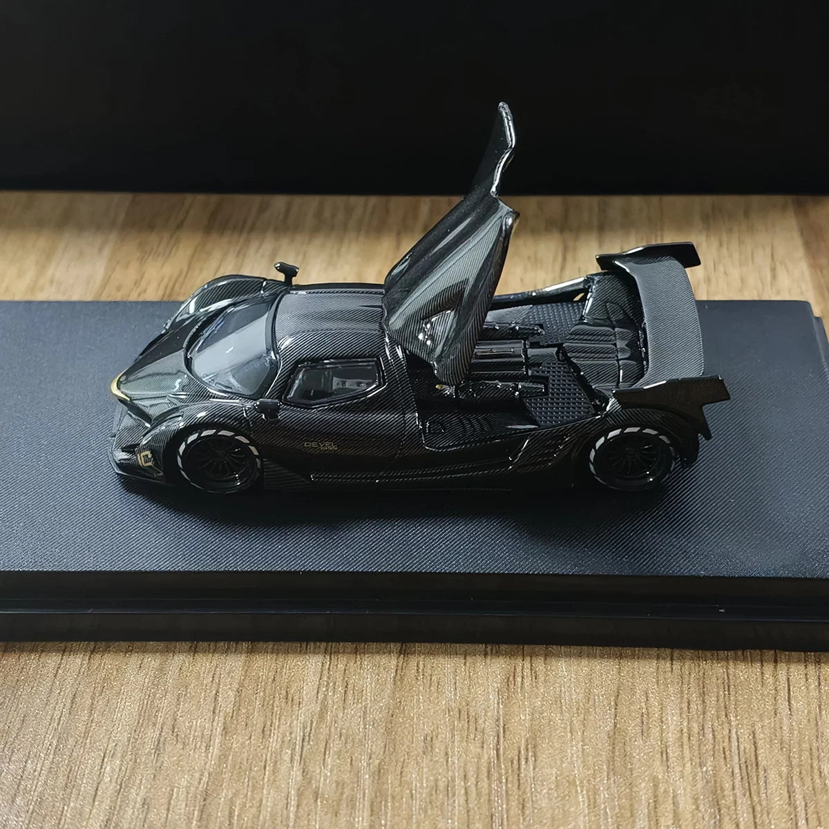 Фото Модель LMF 1:64 Devel 16 Hypercar, полностью карбоновая, с золотой и серебряной отделкой, два варианта цвета, литая модель автомобиля, в наличии №3