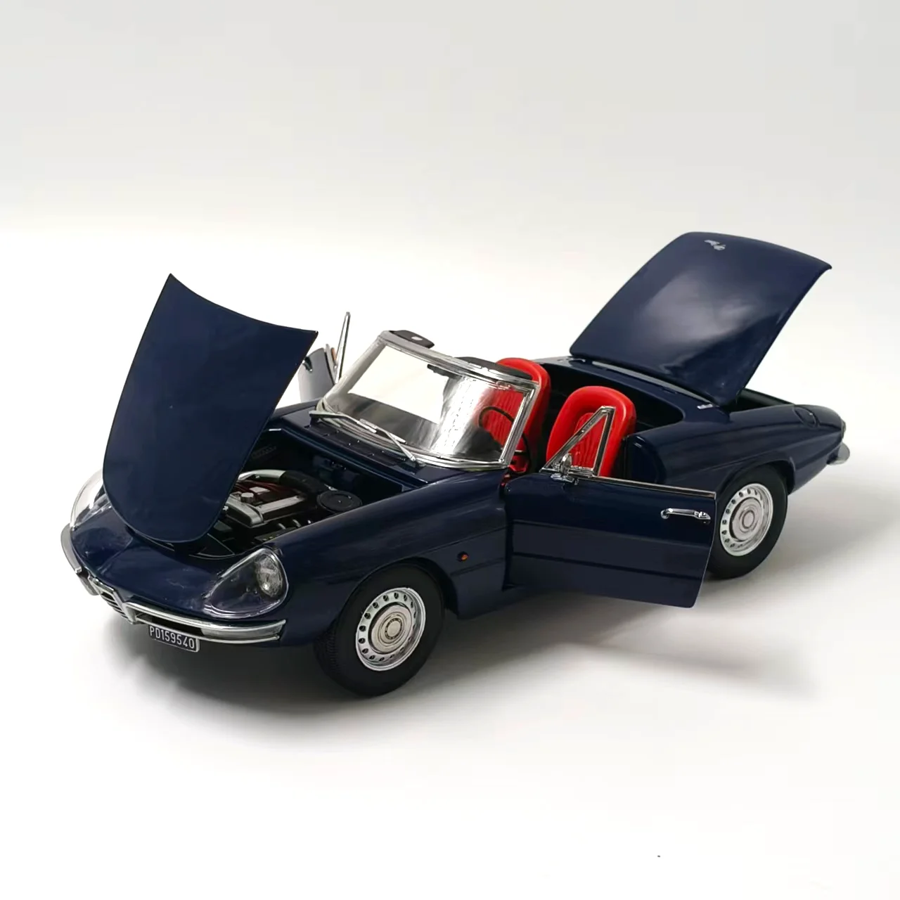 Фото Модель автомобиля Duetto Spider 1600 1966 года, масштаб 1:18, из литого металла, серия Diecast TOURING №4
