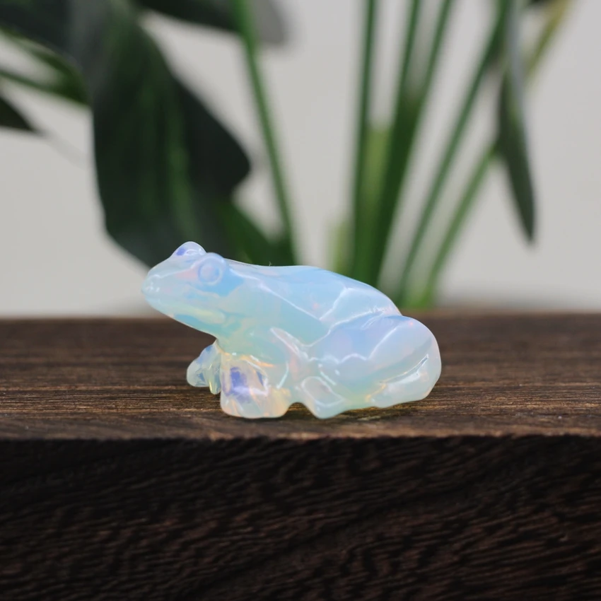 Статуэтка лягушки из розового кварца и опала