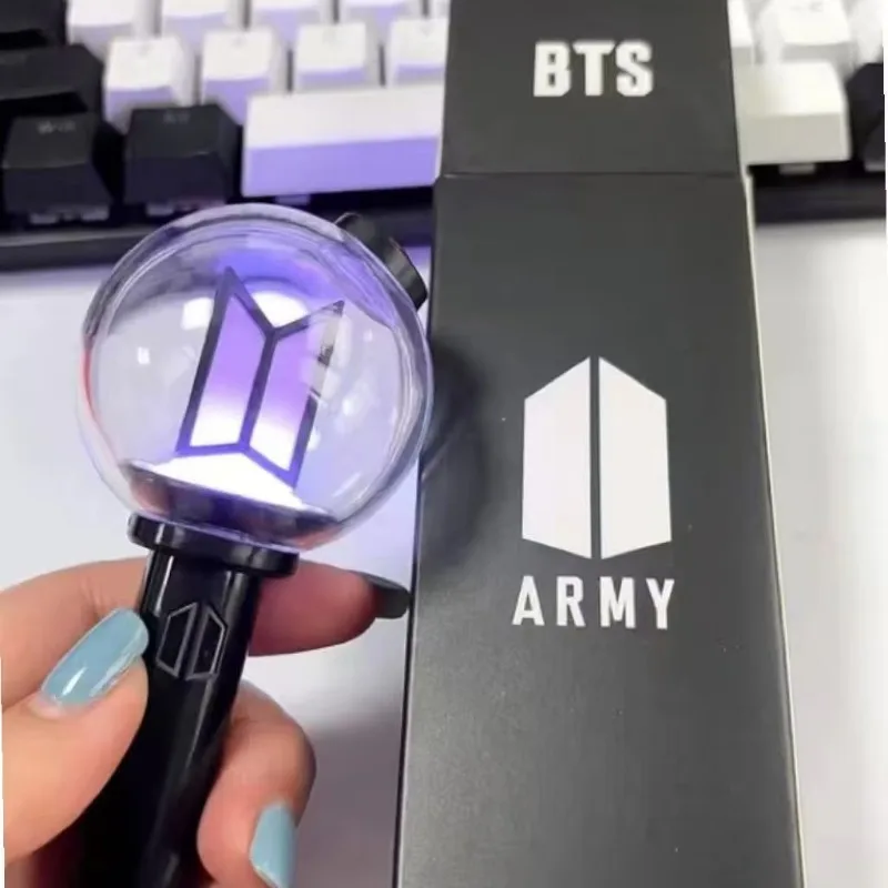 В наличии: Миниатюрный светящийся брелок-подвеска K-POP Army Ver4 для фанатов, портативный декоративный подарок для концертов. (art.: 3920db4befc2e) - 3920db4befc2e