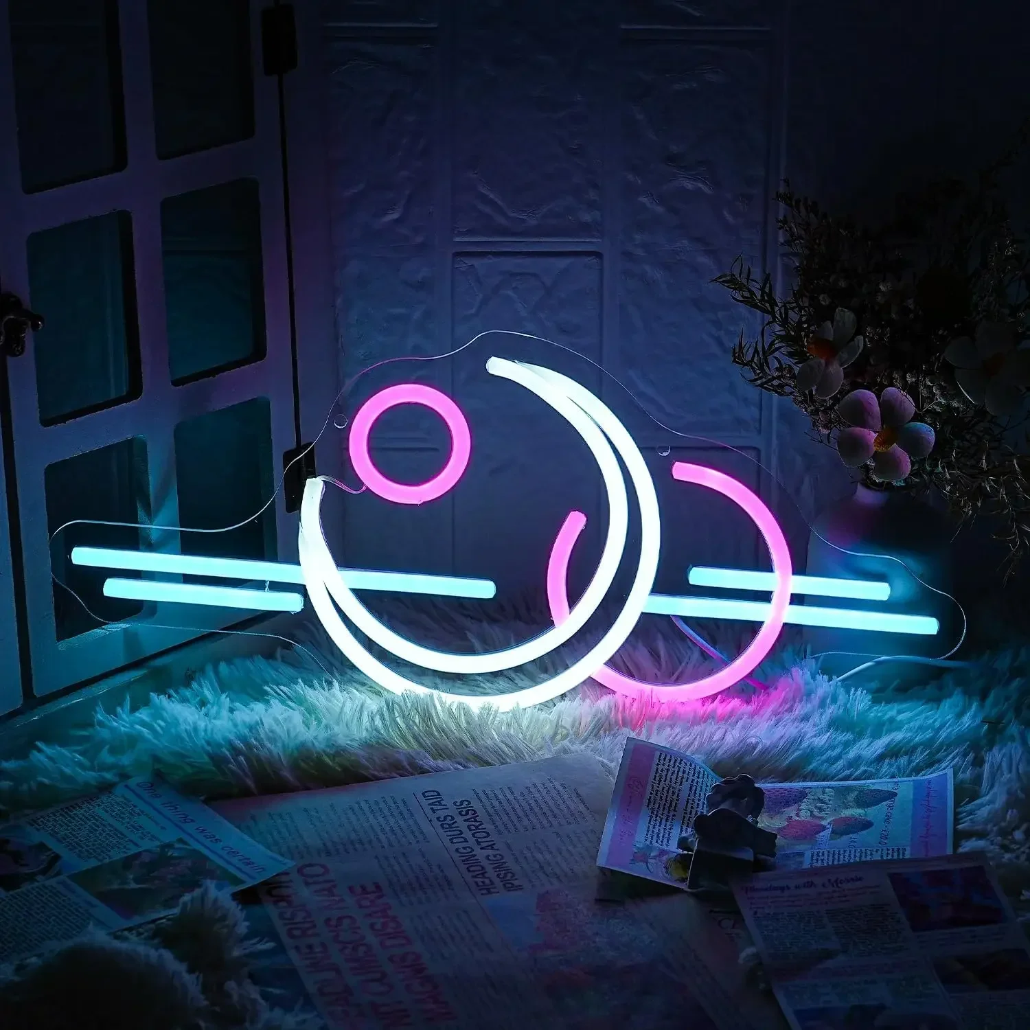 Неоновая вывеска в виде Солнца и Луны