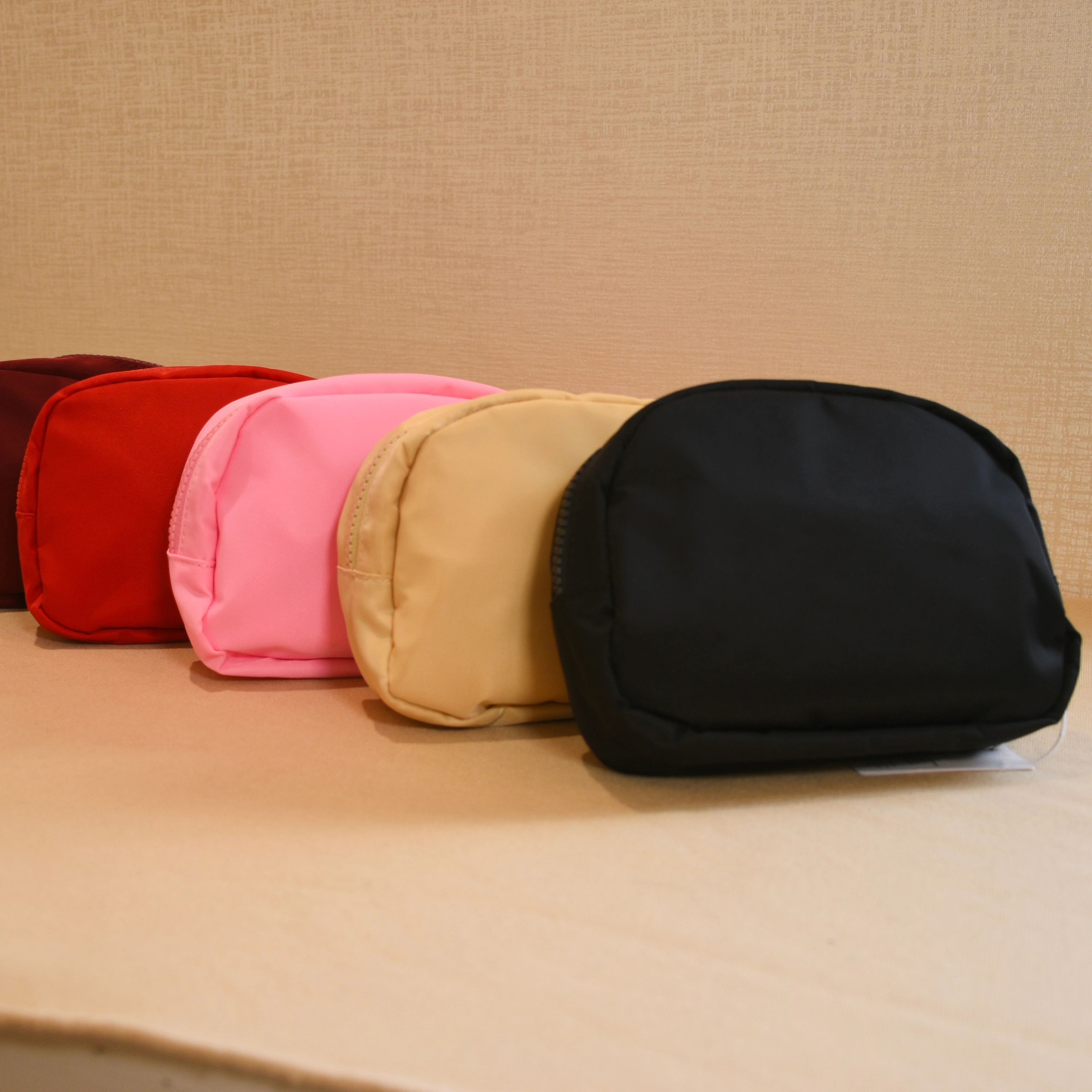 NWT Luluwomen Go Getter Pouch Mini Gym Girl Fitness Storage Bag Waterproof Outdoor Activities Portable Makeup Bag Wallet Key Bag