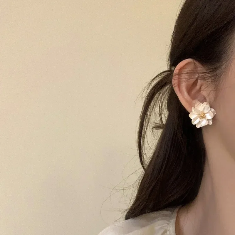 Женские темпераментные серьги в виде цветов