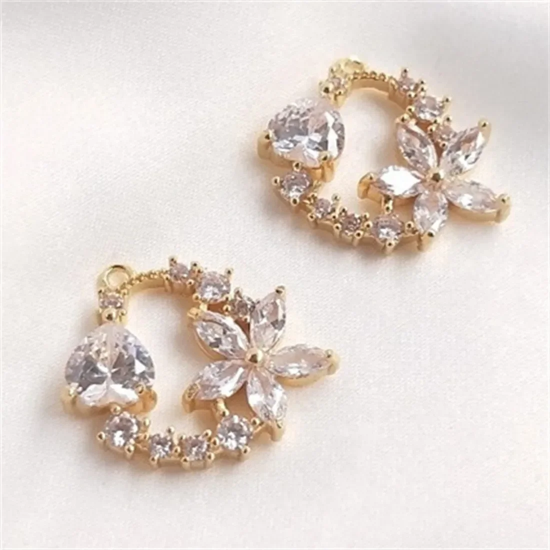 Подвеска с покрытием из 14-каратного золота инкрустированная любовной гирляндой