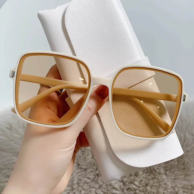 Купи Retro Square Sunglasses Woman Vintage Gradient Sun Glasses Fashion Designer Female Clear Lens White Oculos De Sol 2022 за 161 рублей в магазине AliExpress