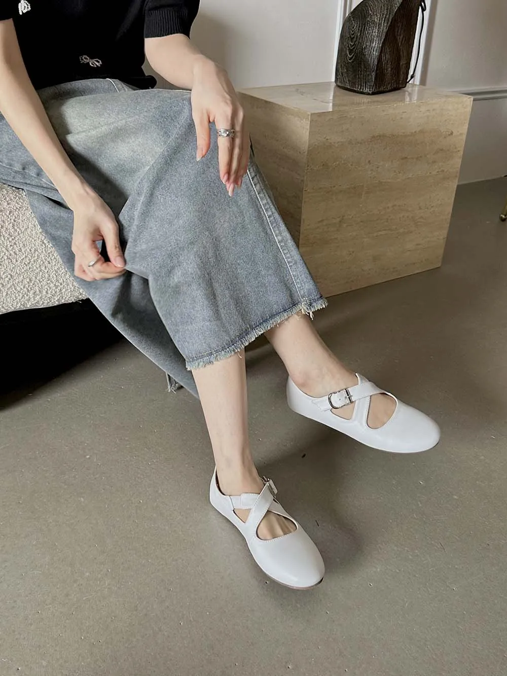 Женские лоферы с круглым носком на плоской подошве перекрестными ремешками без