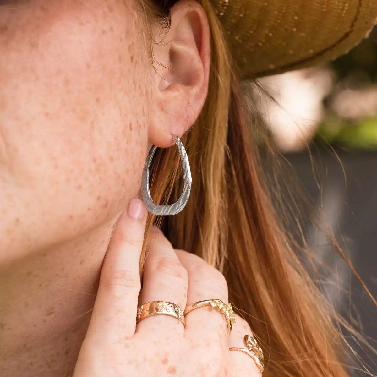 

Chic Made to Order S925 Sterling Silver White Gold Twist Hoop Earrings