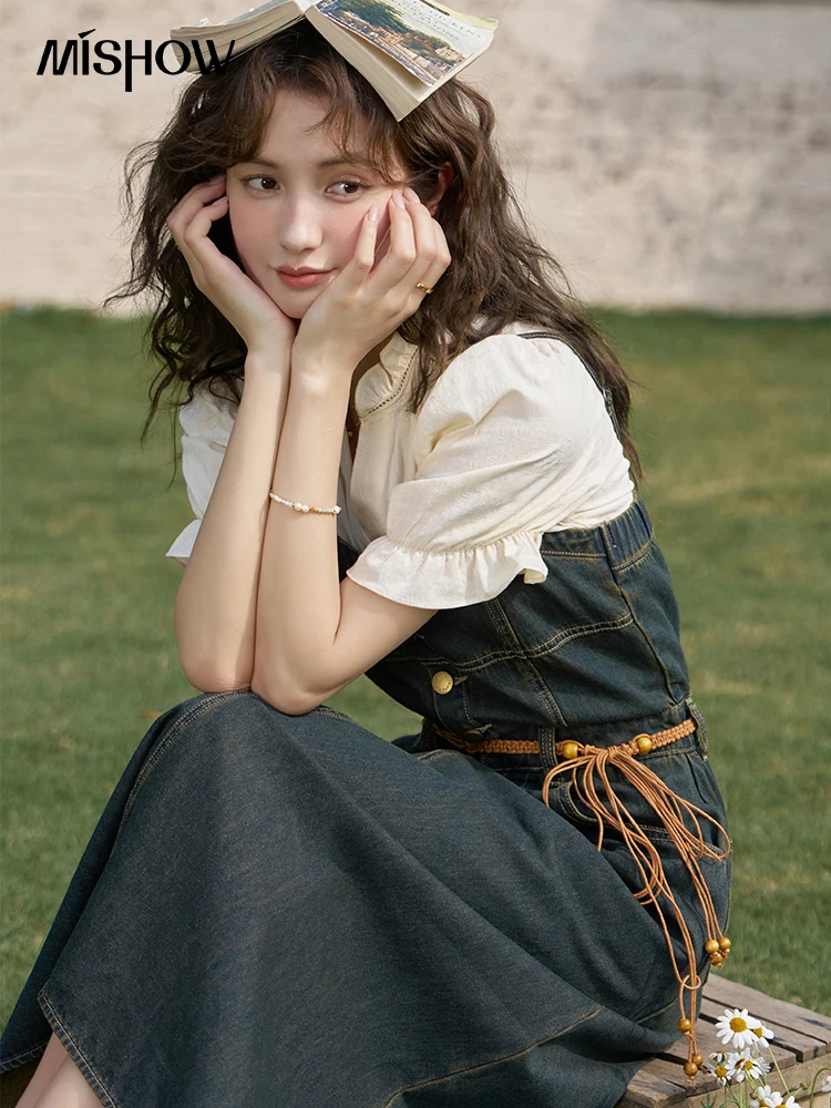 MISHOW Джинсовое платье на подтяжках Парный комплект блузки отдельно 2024 летнее с