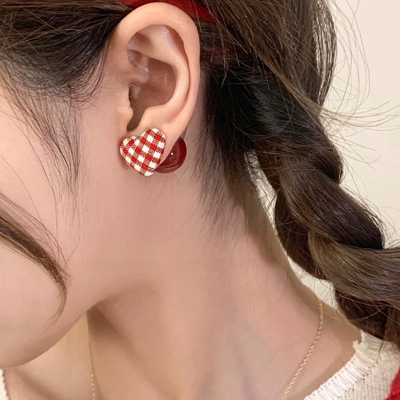 Красные серьги-гвоздики в клетку Любовь женские осенние и зимние темпераментные
