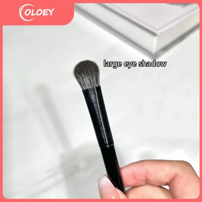 

Single Eye Shadow Brush Makeup Brush Soft Large Detail Tapered Silkworm Eye Shadow Brush Multifunctional Eye Smudge Brush