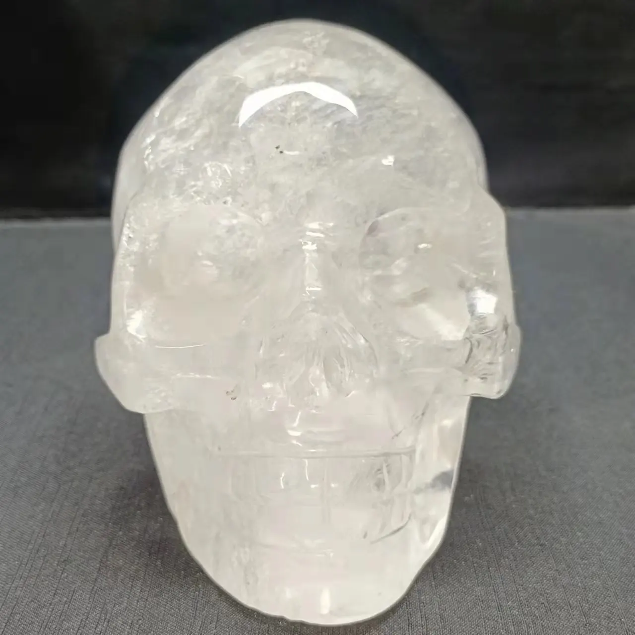 

Natural white ​crystal handcarved skull crystal home and office decoration craft gift
