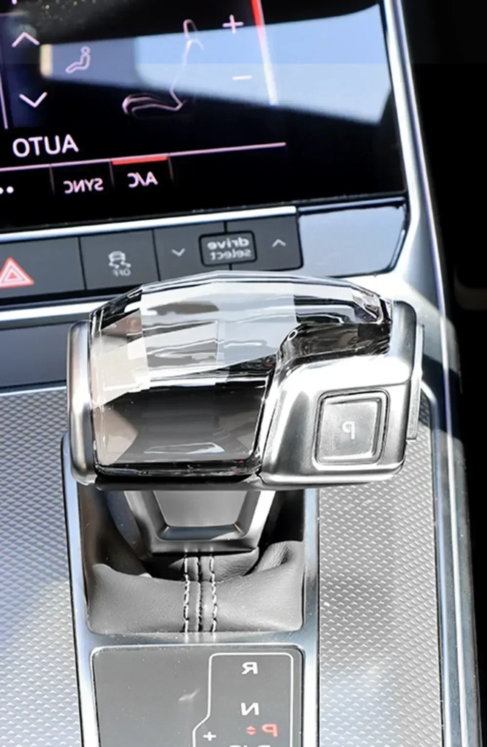 Фото Накладка на ручку переключения передач из хрусталя для Audi (правый руль) для Audi Q7 A6 SQ5 A5 A4 S4 RS5 RS6 A7 SQ8 2016-2022 №3