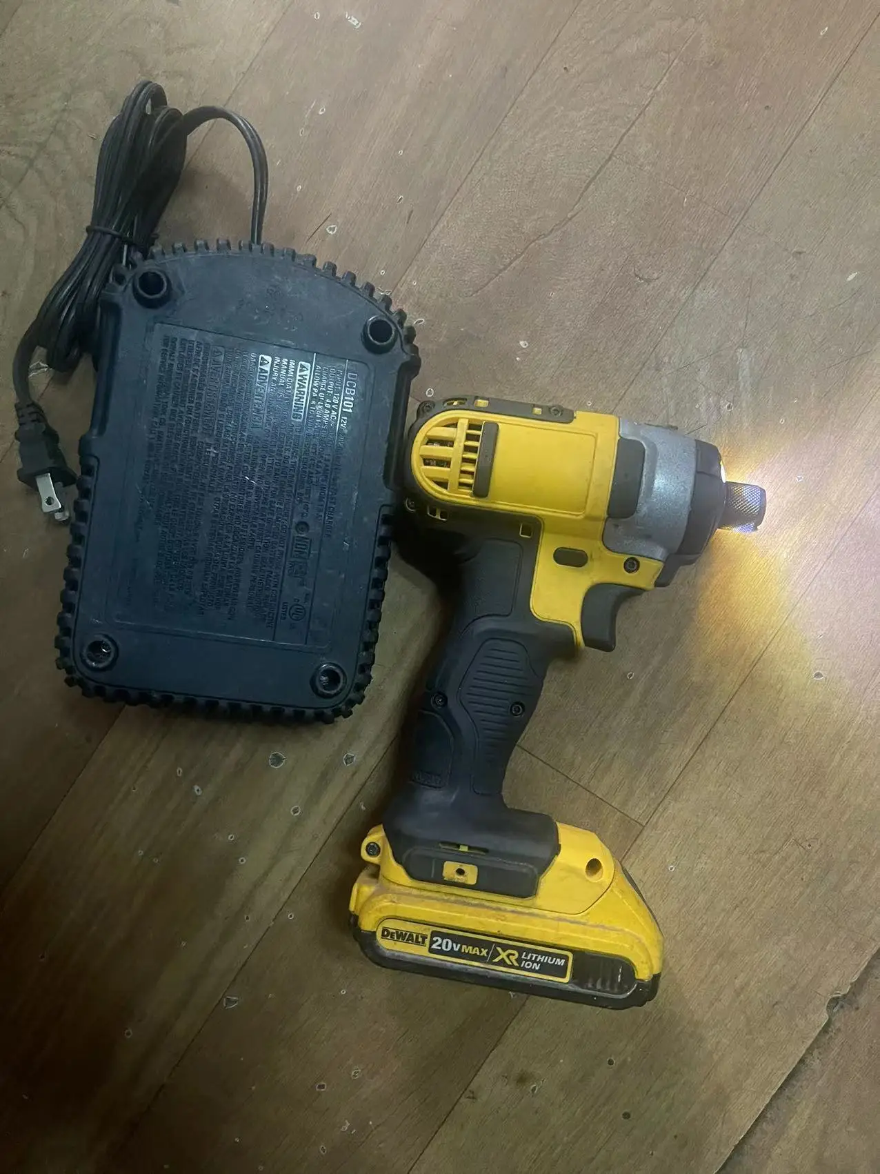 Dewalt DCF885 XR Li-ion IMPACT DRIVER Used,WITH CHARGER AND 2AMP BATTERY ,SECOND HAND