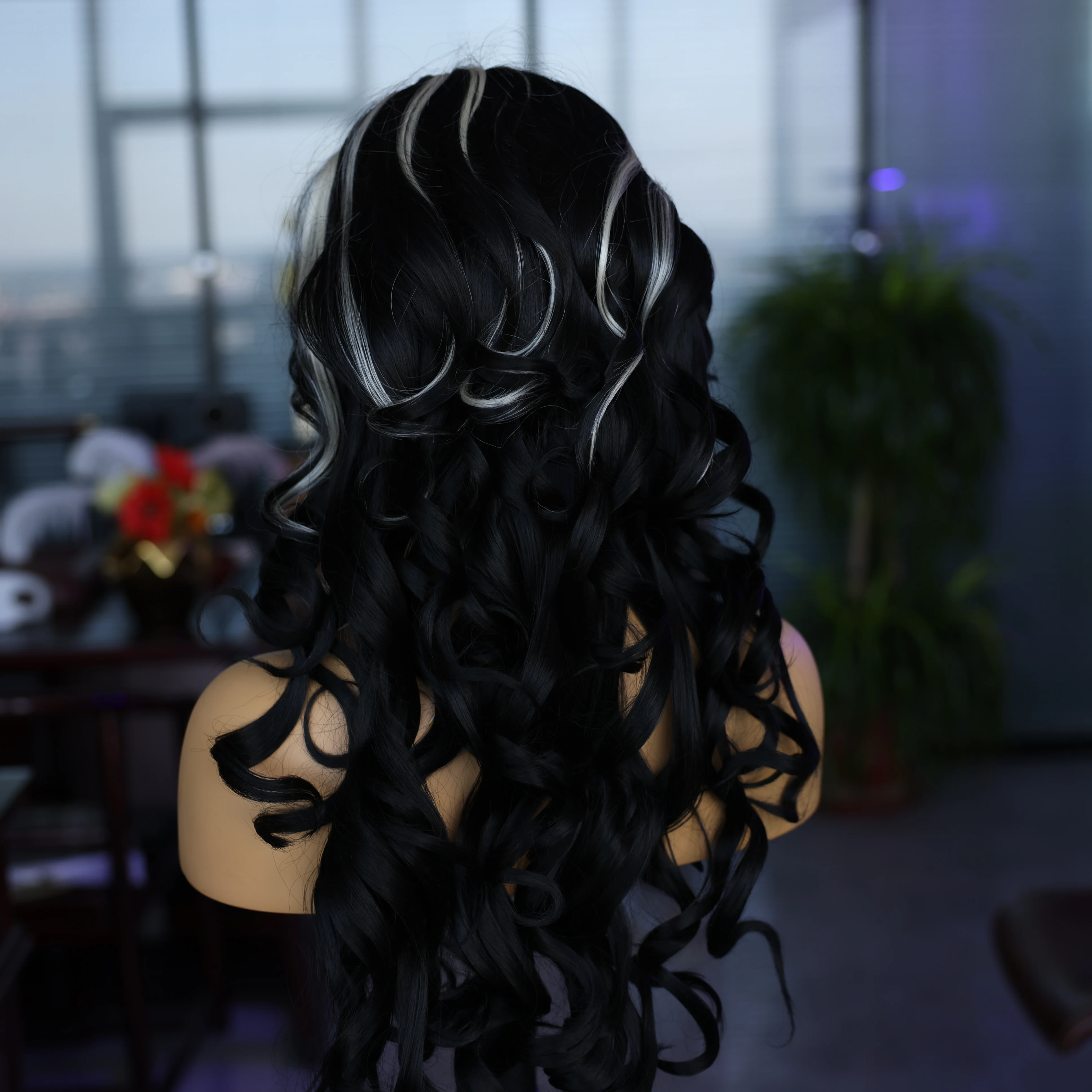 Черно-белый синтетический длинный волнистый парик передняя кружевная сетчатая