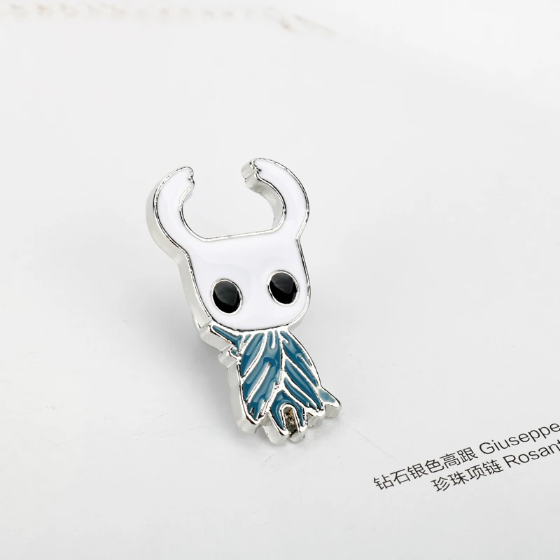 Эмалированная брошь в виде рыцаря с отворотом страстника металлическая форме