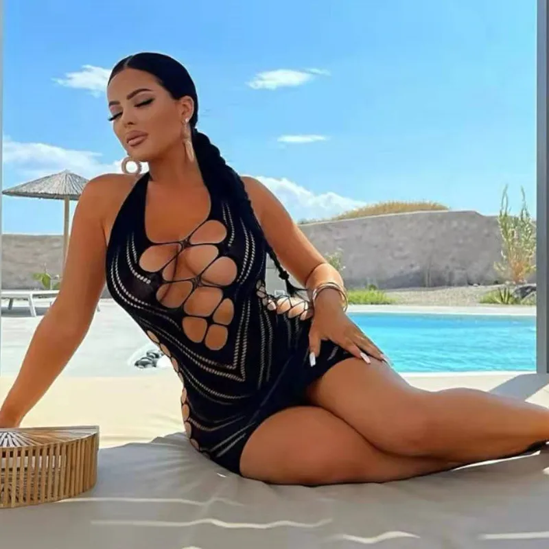 Женское облегающее платье-карандаш с открытой спиной и глубоким вырезом