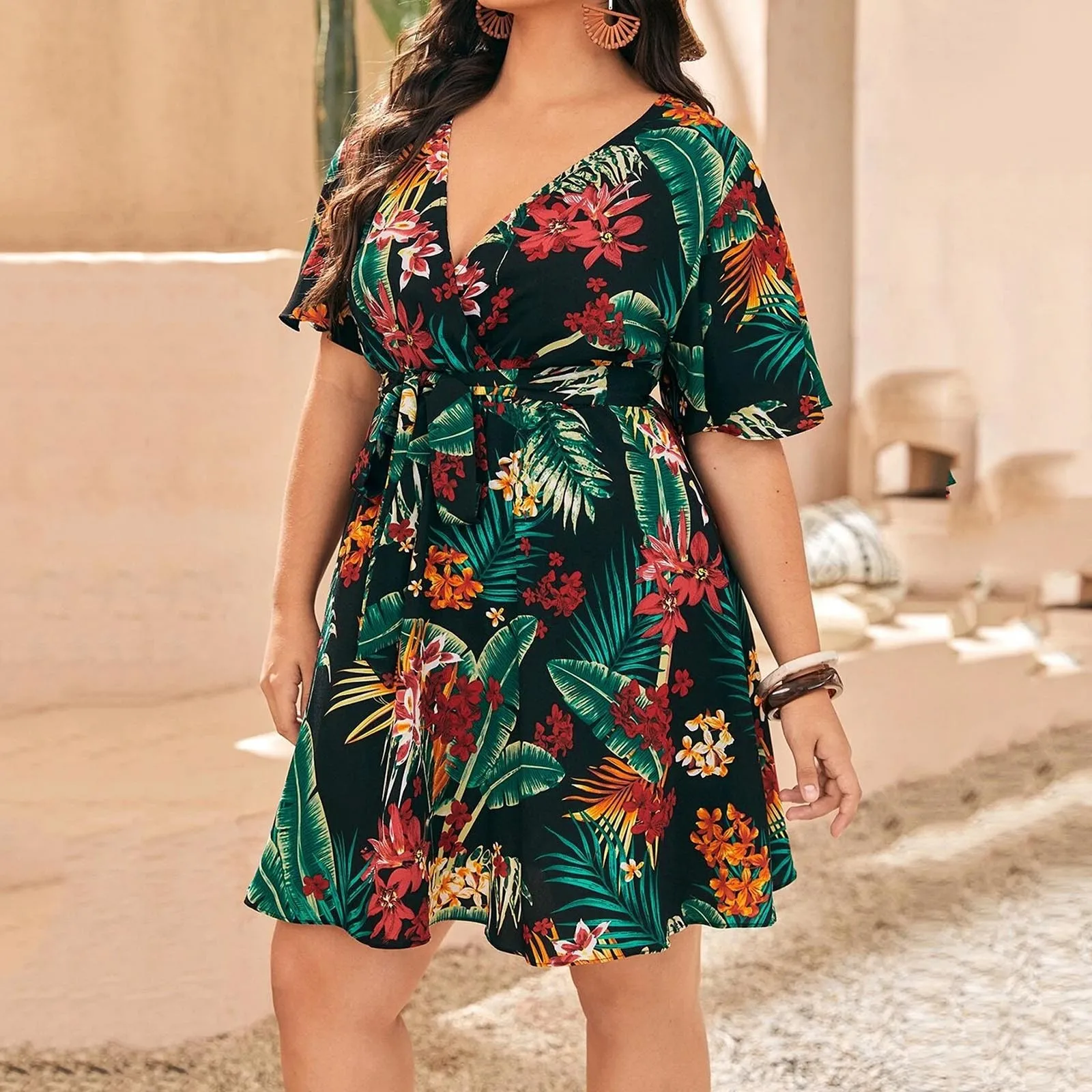 

Женское мини-платье с цветочным принтом, с коротким рукавом и V-образным вырезом