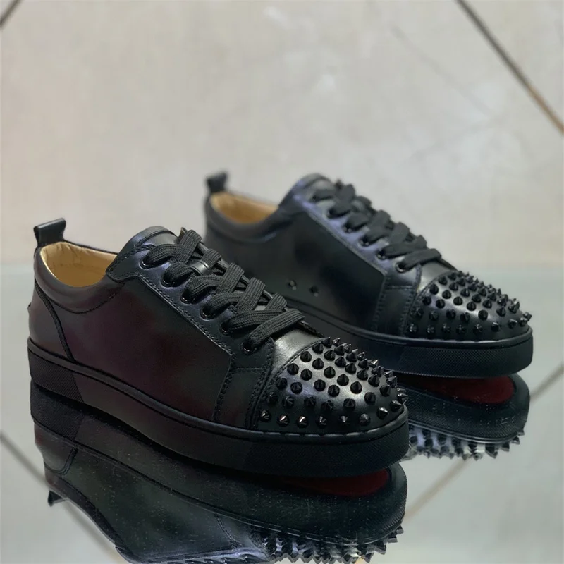 

Новинка, весна-осень, модные мужские туфли с низким верхом и красной подошвой, полностью черные кожаные лоферы для отдыха, женские туфли на п...