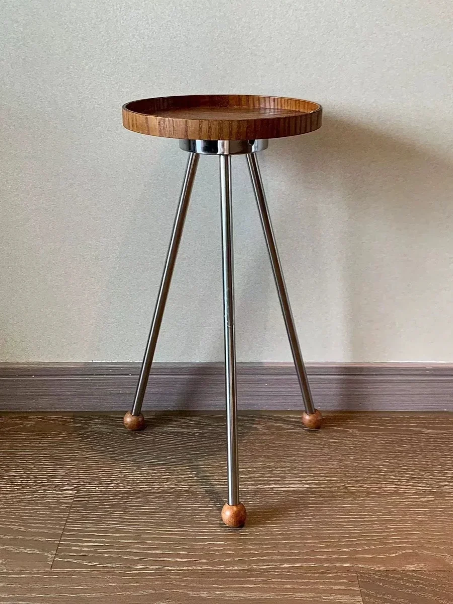 Средневековый журнальный столик из массива дерева с несколькими краями для