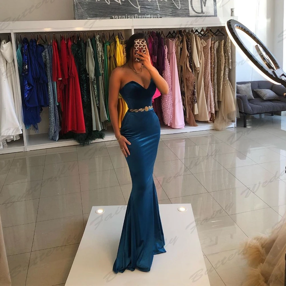 Женское атласное платье с открытой спиной без рукавов