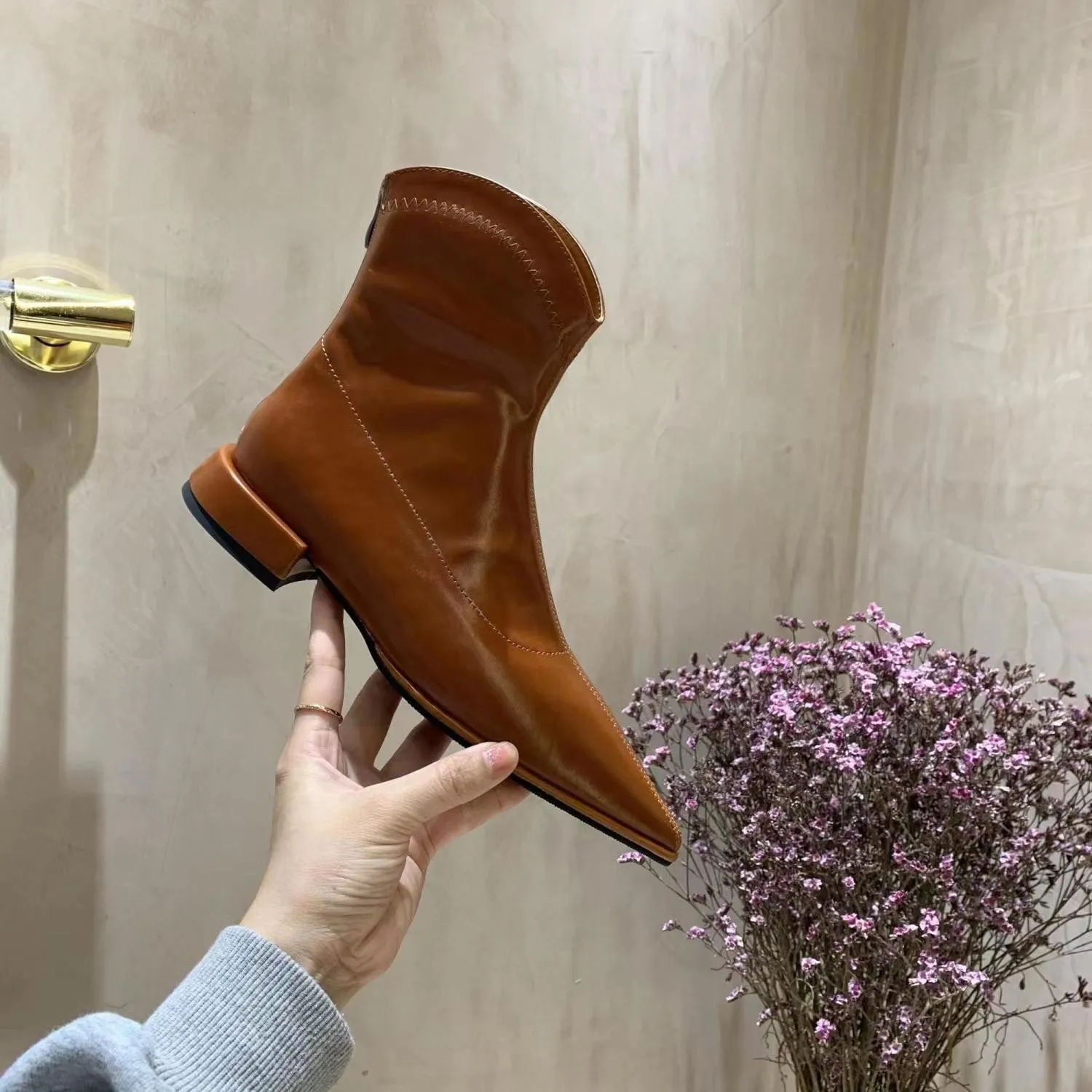 Женские ботинки челси на низком каблуке с острым носком