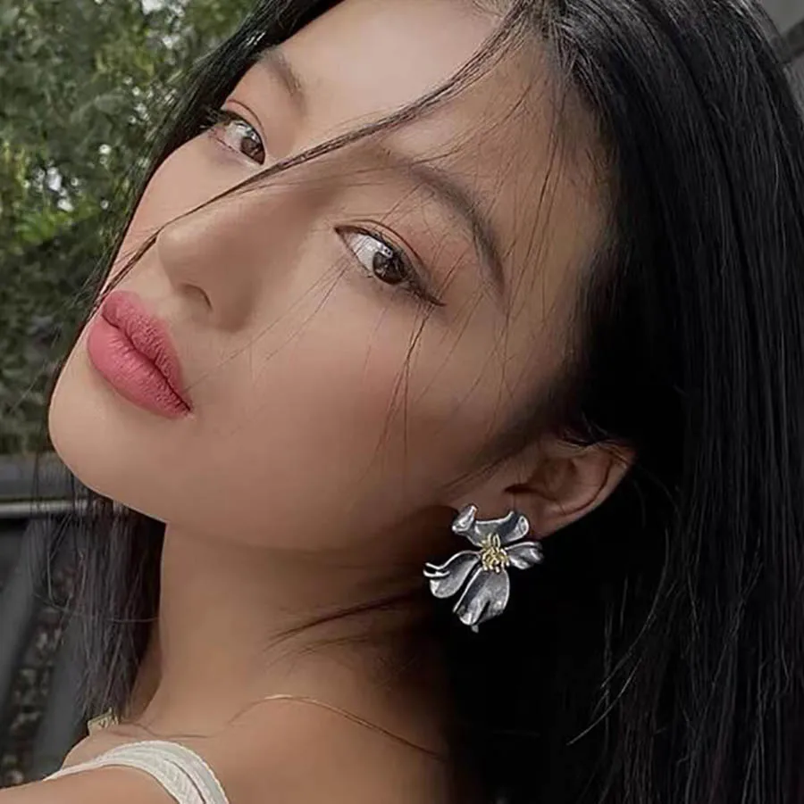

European American fashionable metal large petal flower earrings niche high-end retro exaggerated elegant show jewelry