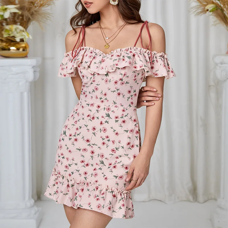 

Женская короткая юбка на бретельках с открытым плечом и оборками