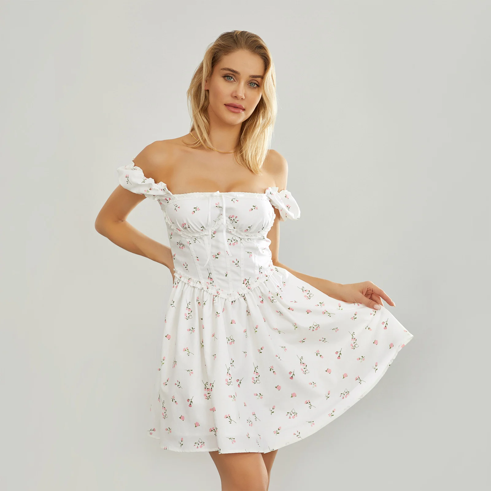 Женское платье с оборками и цветочным рисунком