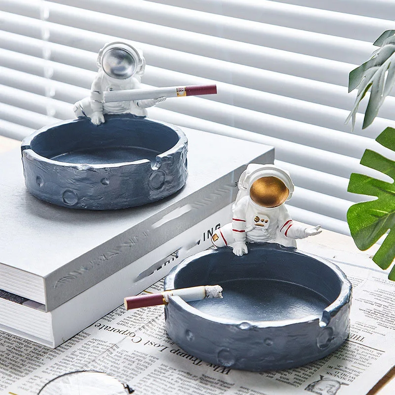 

Nordic Fashion Personality Astronaut Ashtray Billiards Hall Smoking Area Desktop Creative Decoration Ashtray Ornaments