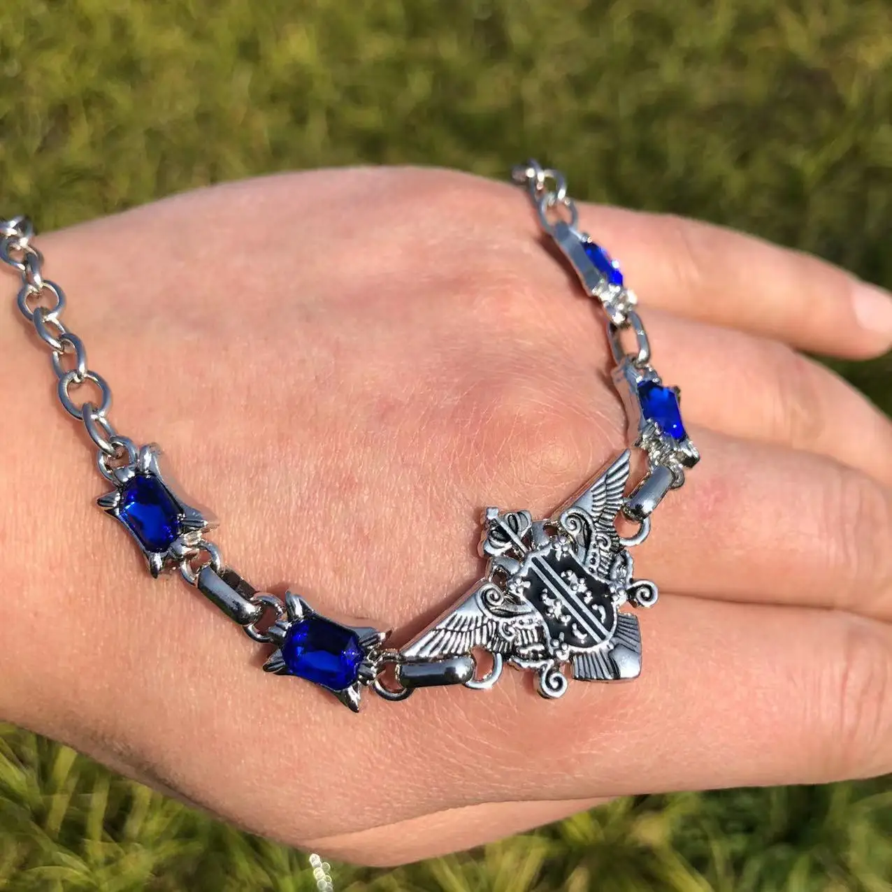 Женский браслет с сапфиром в форме орла