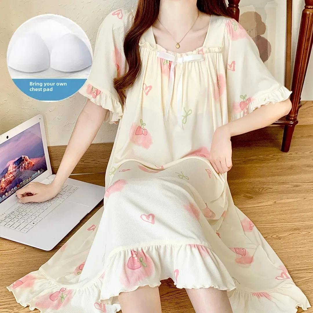 Летняя женская ночная рубашка с тонким принтом и рюшами по краям короткими