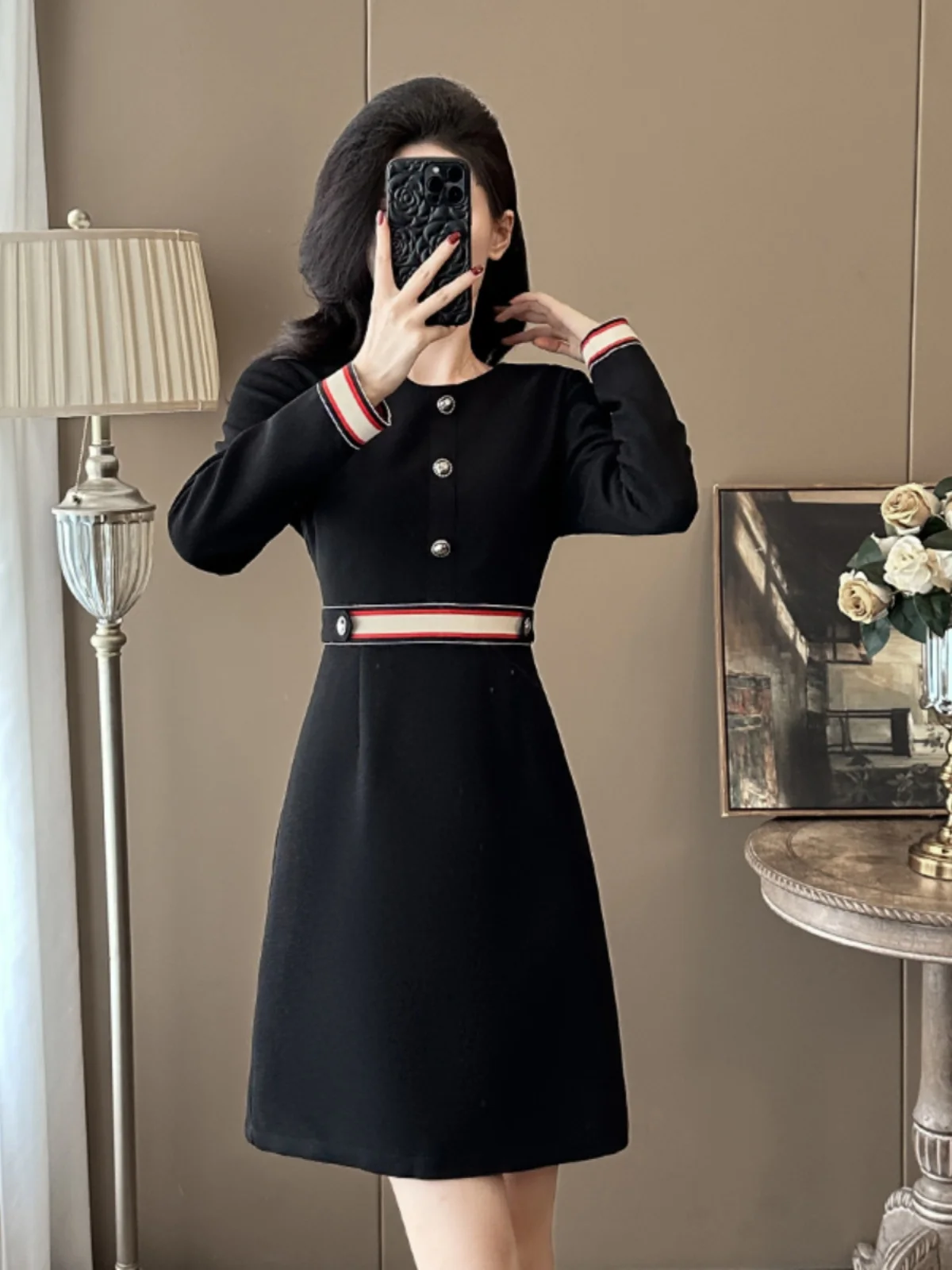 Маленькое женское платье на осень и зиму 2024 новая мода темперамент богиня