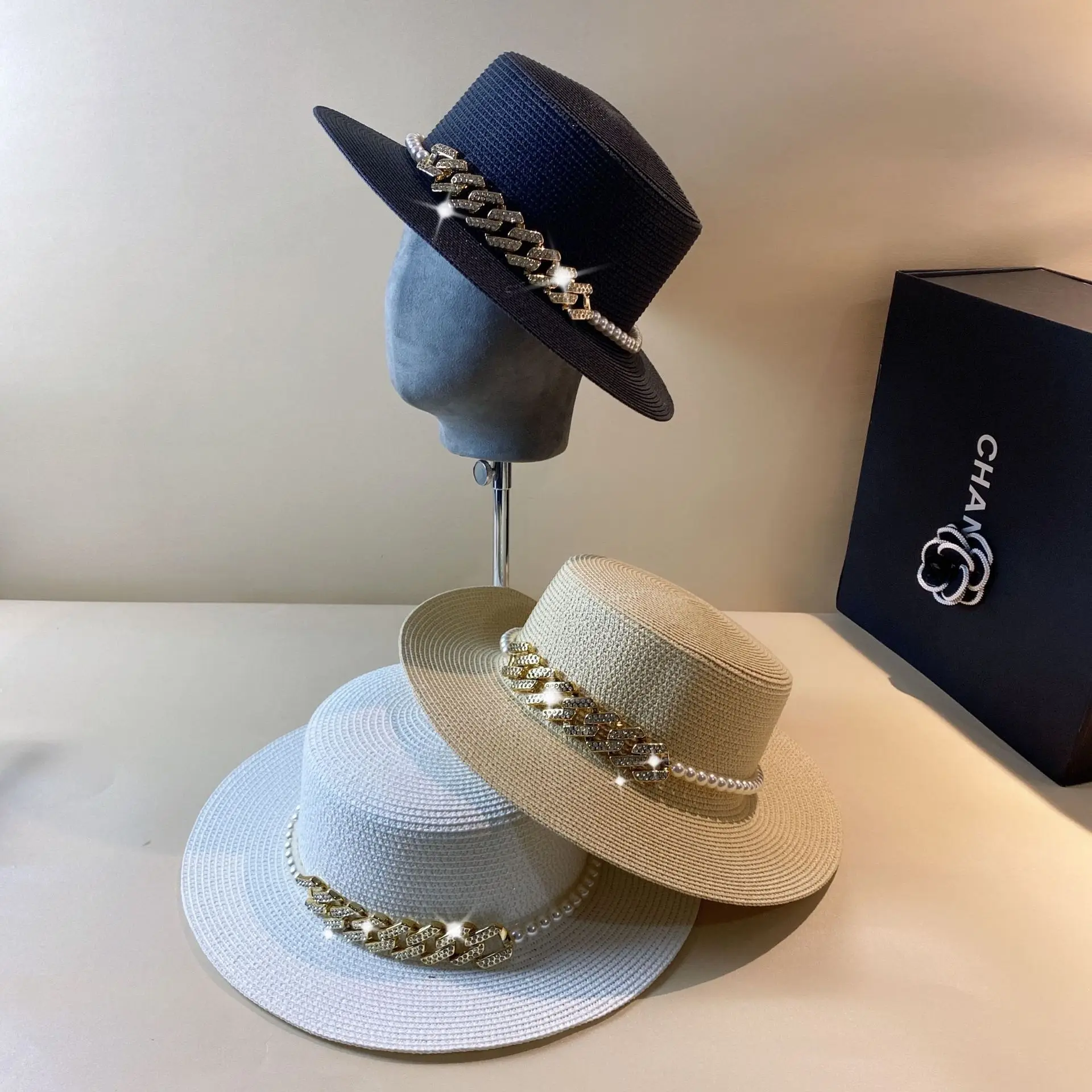 

Spring and summer French retro Hepburn style European and American pearl diamond chain buckle flat top hat travel straw hat wide
