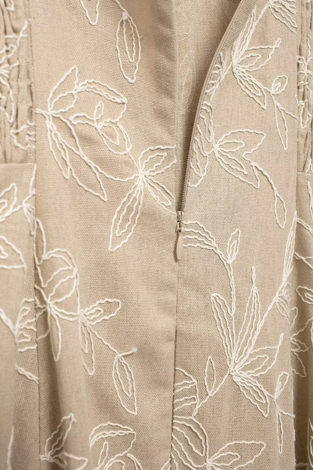 Платье-миди женское с вышивкой открытой спиной и регулируемыми бретельками