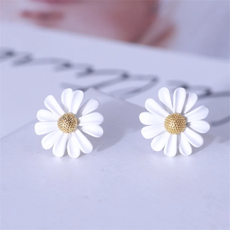 

Daisy Flower White Fashion New Ladies Stud Earrings