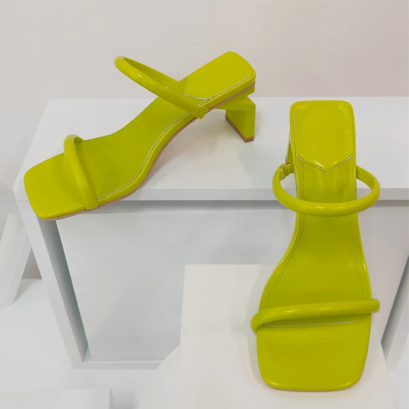 

Сандалии-гладиаторы женские на квадратном каблуке, модные туфли с флуоресцентным зеленым каблуком, с открытым носком, узкие ремешки, повседневные пляжные тапочки, странный стиль