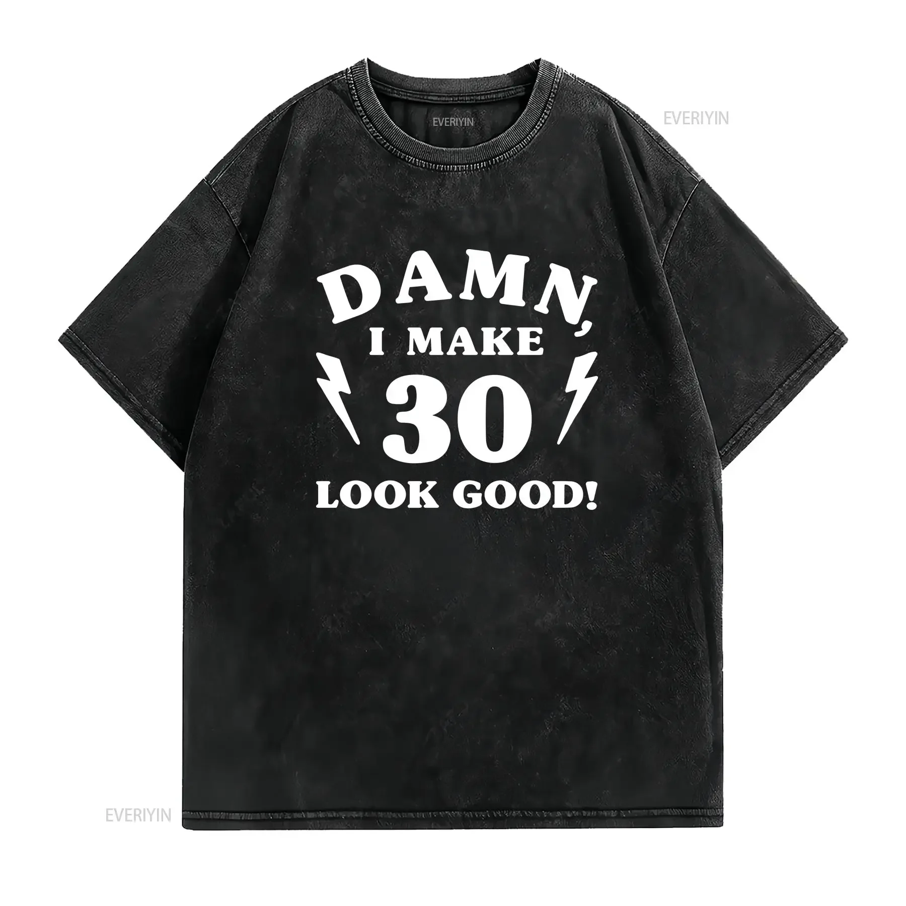 Фото Футболка на 30-летие (1990) с надписью «Damn I Make 30 Look Good» — винтажная, универсальная, мужская, модная, с эффектом потертости, которая придает образу 30-летнего вид, словно я выглядел бы на 30. №2