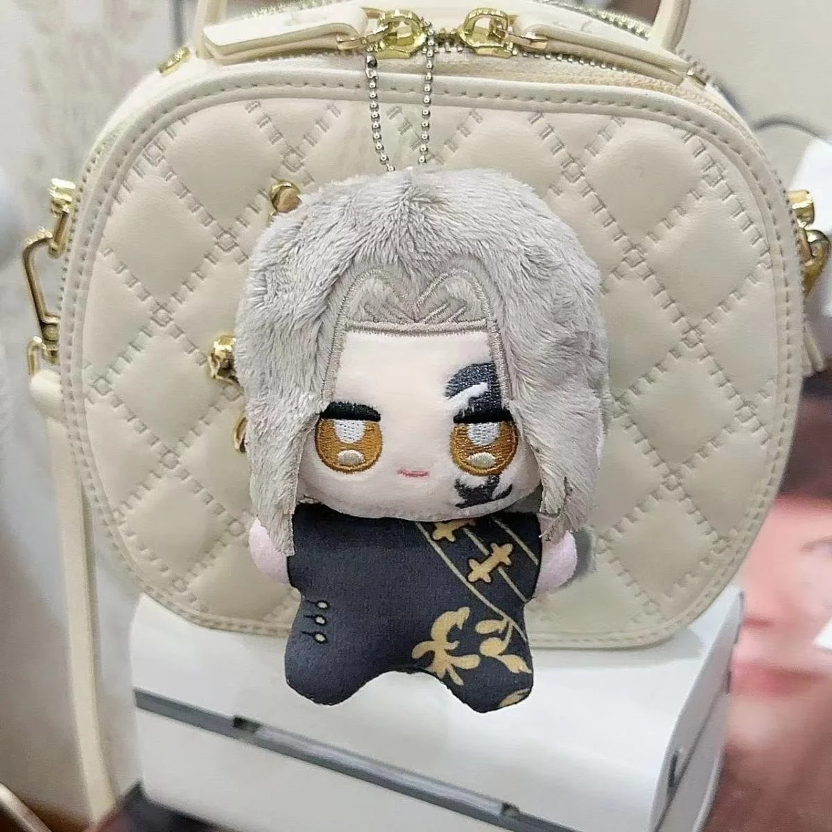 Брелок с персонажами мультфильмов персонажей аниме V мягкая фигурка белого