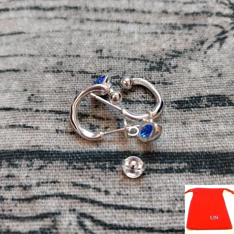 Серебряные серьги-гвоздики с цирконами